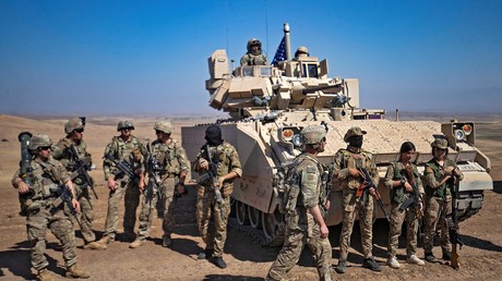 Des combattants des Forces démocratiques syriennes (FDS) et des soldats américains lors d'un exercice militaire conjoint à proximité de la ville d'al-Malikiya dans le nord-est de la province de Hasakah en Syrie, le 7 septembre 2022.
