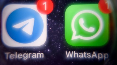 Photo d’un écran de smartphone à Moscou, montrant les logos des services de messagerie instantanée Telegram et WhatsApp, le 23 mars 2022 (image d’illustration).
