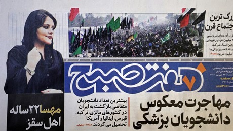 Une photo prise à Téhéran le 18 septembre 2022 montre la première page du journal iranien Hafteh Sobh avec une photo de Mahsa Amini (image d'illustration).