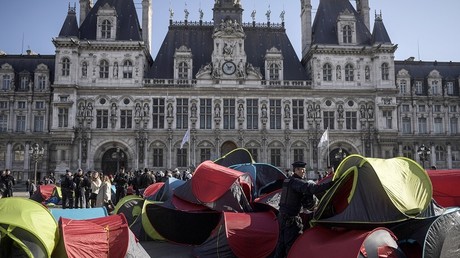 La police évacue le parvis de l'Hôtel de Ville de Paris où des tentes de migrants avaient été installées lors d'une action soutenue par l'association Utopia 56, en octobre 2021 (illustration).