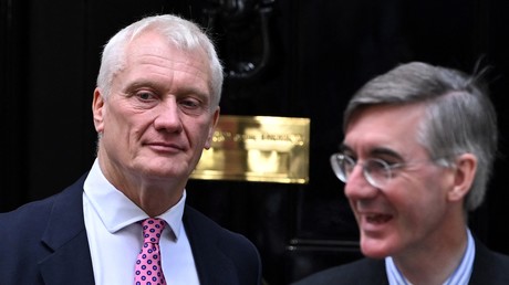 Le ministre d’Etat au Climat Graham Stuart (à gauche) et le secrétaire d'Etat aux Affaires, à l'Energie et à la Stratégie industrielle Jacob Rees-Mogg (à droite), quittant le 10 Downing Street, le 7 septembre 2022 (image d’illustration).