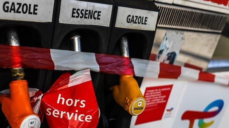 Pénuries de carburant : quasiment un tiers des stations-service touchées, le gouvernement fébrile