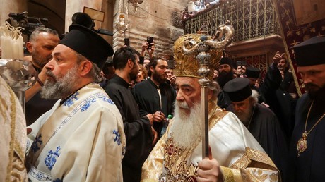 Le patriarche grec orthodoxe de Jérusalem, Theophilos III, mène la procession alors que les fidèles se rassemblent dans l'église du Saint-Sépulcre dans la vieille ville de Jérusalem, le 23 avril 2022, pour les cérémonies de Pâques orthodoxes.