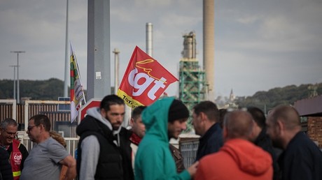 Des grévistes rassemblés devant la raffinerie de Gonfreville-l'Orcher, à proximité du Havre, le 10 octobre 2022 (illustration).