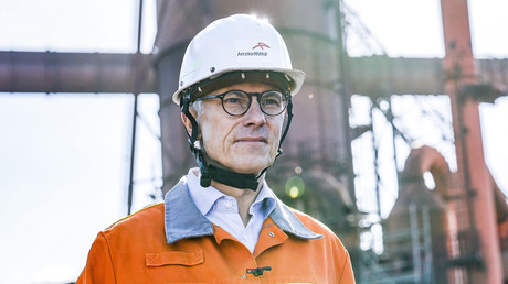 Uwe Braun, directeur général de l'usine sidérurgique d'ArcelorMittal de Francfort en Allemagne pose devant les installations de production qui ont dû être mises à l'arrêt en raison de l'envol des coûts énergétiques de production, le 7 octobre 2022 (illustration).