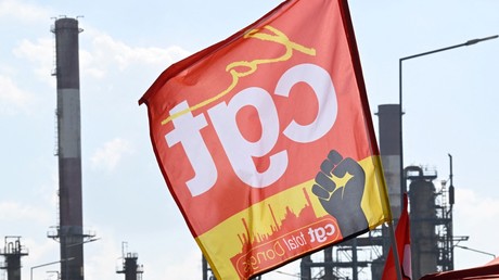 Un drapeau du syndicat CGT devant le site de la raffinerie TotalEnergies, à Donges, le 12 octobre 2022.