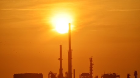 Le soleil se couchant sur la raffinerie Total de Donges (image d'illustration).