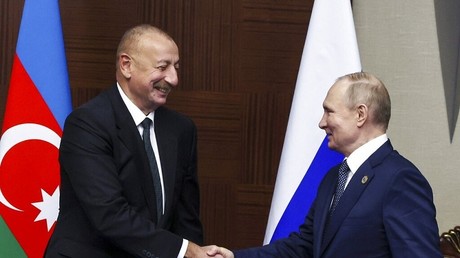 Le président azéri Ilham Aliev échange une poignée de main avec Vladimir Poutine lors du sommet de la CICA au Kazakhstan, le 13 octobre 2022 (illustration).