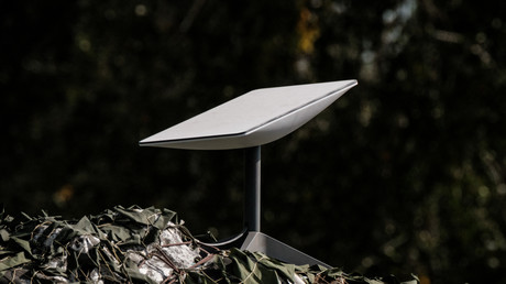 Une antenne du système haut débit par satellite Starlink à Izyum, dans la région de Kharkov, le 25 septembre 2022.