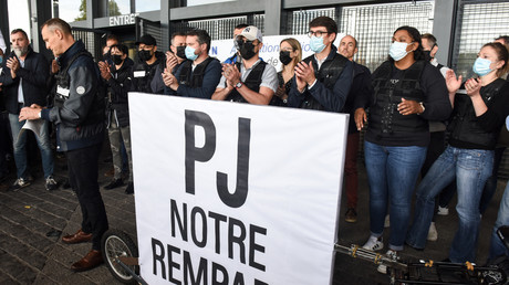 Des policiers et des magistrats se rassemblent lors d'un rassemblement contre le projet de réforme de la police judiciaire (PJ) devant le palais de justice de Nantes, le 17 octobre 2022.