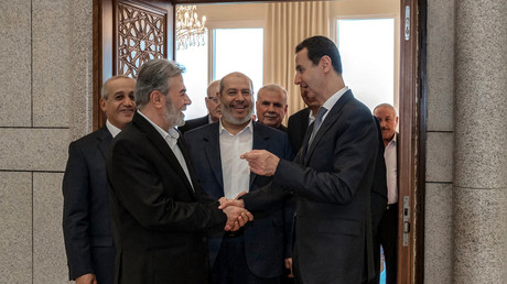Le président syrien Bachar el-Assad recevant le chef des relations arabes du Hamas, Khalil al-Hayya et le chef du groupe militant palestinien Jihad islamique, Ziad al-Nakhala dans la capitale Damas, le 19 octobre 2022.
