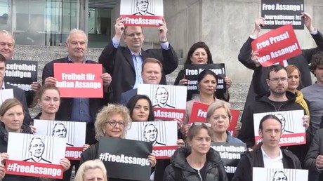 Allemagne : des dizaines de députés demandent la libération de Julian Assange devant le Reichstag