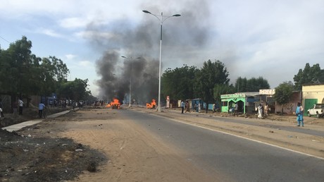 Photographie prise le 20 octobre 2022 montre des barricades en feu dans une rue déserte de N'Djamena lors de manifestations (image d'illustration).