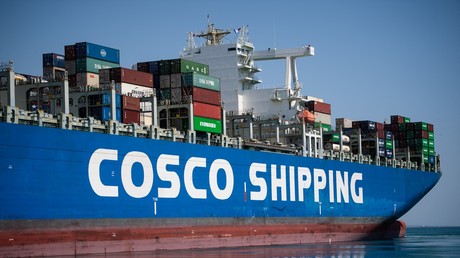 Un cargo de la compagnie chinoise Cosco quittant le terminal du port de Fos-sur-Mer, près de Marseille, le 23 juillet 2020. (Photo d'illustration)