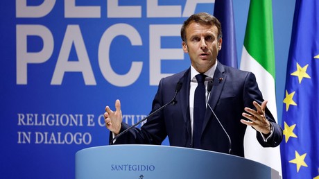 Le président français Emmanuel Macron prononce un discours lors du sommet international sur la paix, organisé par la Communauté catholique italienne de Sant'Egidio, à Rome, le 23 octobre 2022.