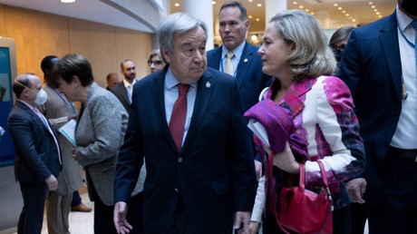 Au centre, le Secrétaire général des Nations unies Antonio Guterres, et derrière lui à sa droite la directrice générale du Fonds monétaire international Kristalina Gueorgieva lors de l'assemblée annuelle du FMI et de la Banque mondiale le 14 octobre 2022 à Washington, aux Etats-Unis (illustration).
