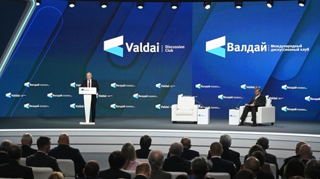 Le chef d'Etat russe Vladimir Poutine intervient le 27 octobre lors de la séance plénière du forum international annuel du club Valdaï
