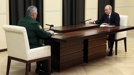 Le ministre russe de la Défense Sergueï Choïgou rencontre le président Vladimir Poutine, le 28 octobre à Novo-Ogariovo.