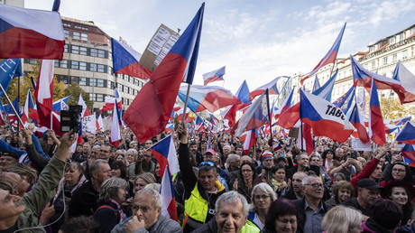 Prague : des milliers de manifestants contre la hausse des prix et pour la démission du gouvernement