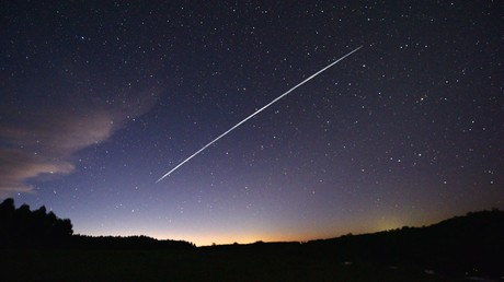 Un «train de satellites» Starlink passant à 185 kilomètres d'altitude au-dessus de l'Uruguay, photographié avec une longue exposition, le 7 février 2021 (image d'illustration).