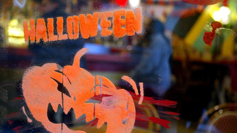 Vitrine d'un café décoré pour la fête de Halloween (image d'illustration).