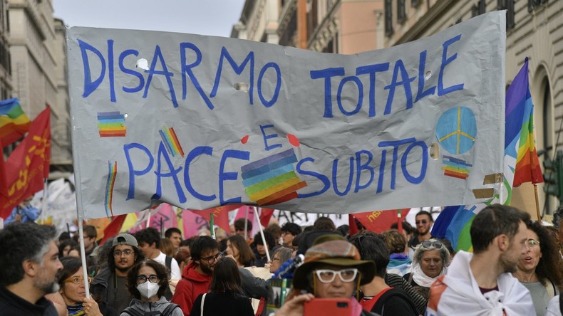 «Plus d'armes à l'Ukraine, négocions maintenant» : des milliers de manifestants défilent à Rome