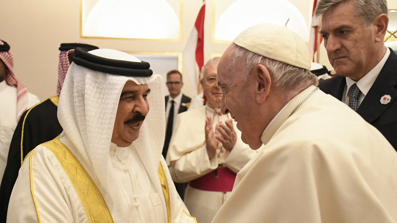 Depuis Bahreïn, le pape tente de resserrer les liens avec le monde musulman