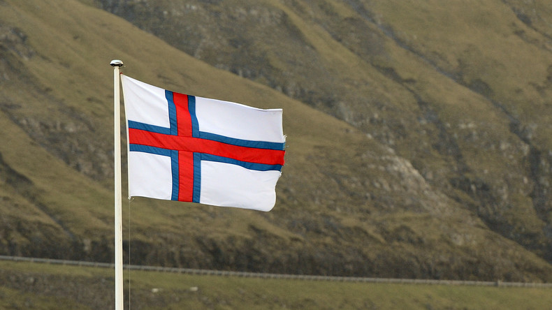 Le drapeau des îles Féroé dans le village de Vestmanna, sur l'île de Streymoy (image d'illustration).