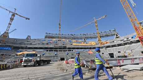 Photo prise le 20 décembre 2019 montrant des ouvriers sur la construction du stade Lusail du Qatar (image d'illustration).
