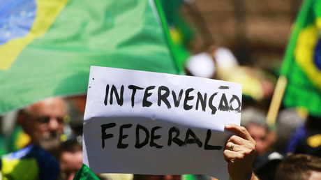 Un partisan du président brésilien Jair Bolsonaro participe à une manifestation pour demander une intervention fédérale devant le commandement de l'armée à Porto Alegre, Rio Grande do Sul, Brésil, le 2 novembre 2022.