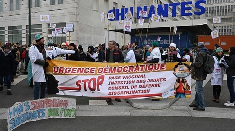 Crise de l'hôpital : la réintégration des soignants non vaccinés envisagée par les autorités