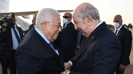 Le président algérien Abdelmadjid Tebboune reçoit le président palestinien Mahmud Abbas à Alger le 1er novembre 2022 avant l'ouverture du sommet arabe.