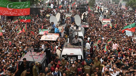 Des partisans de l'ex-Premier ministre pakistanais Imran Khan participent à une marche antigouvernementale en direction de la capitale Islamabad, le 1er novembre 2022 (image d'illustration).