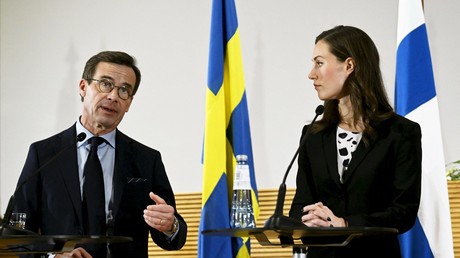 Le premier ministre suédois Ulf Kristersson (à gauche) et son homologue finlandais Sanna Marin (à droite) lors d’une conférence de presse commune le 1er novembre 2022. (Photo d’illustration)