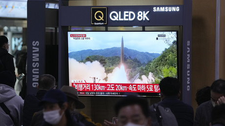 Un écran de télévision montre un programme d'information sur le lancement de missiles de la Corée du Nord, à la gare de Séoul, en Corée du Sud, le samedi 5 novembre 2022 (image d'illustration).