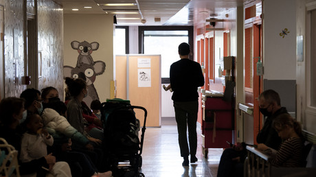 Des personnes attendent aux urgences pédiatriques de l'hôpital Robert-Debré à Paris, le 28 octobre 2022 (image d'illustration).