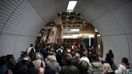 Des voyageurs bloqués dans le métro londonien en grève, le 10 novembre 2022 .