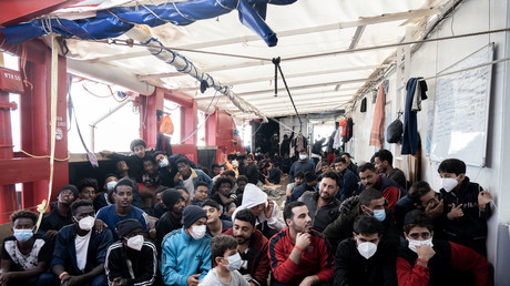 Des migrants à bord du Ocean Viking dans les eaux internationales le 10 novembre 2022.