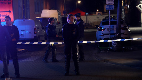 Des policiers sur les lieux d'une attaque à l'arme blanche à Bruxelles, le soir du 10 novembre 2022.