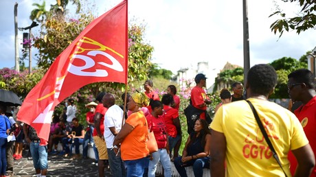 Guadeloupe : des militants contre l’obligation vaccinale entrent de force au conseil départemental