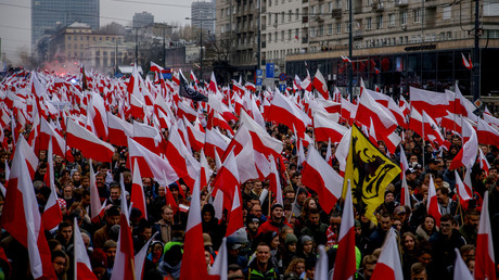 Des milliers de personnes rassemblées dans le centre de Varsovie pour la marche annuelle du Jour de l'Indépendance, organisée par des groupes nationalistes, le 11 novembre 2022.