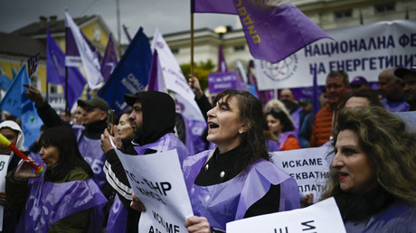 Manifestation à Sofia pour demander de meilleurs salaires devant le Parlement bulgare, le 11 novembre 2022.
