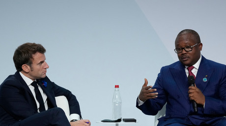 Le président de la Guinée Bissau Umaro Sissoco Embalo en discussion avec son homologue français Emmanuel Macron lors du Forum de Paris pour la paix, le 11 novembre.