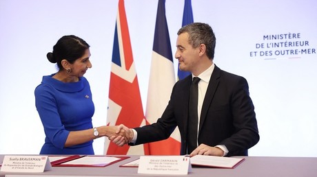 Suella Braverman et Gérald Darmanin lors de la signature de l'accord sur l'immigration clandestine à Paris, le 14 novembre 2022.