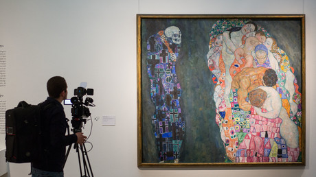 Un homme filme le tableau de Gustav Klimt Mort et vie,  lors d'une exposition au musée Léopold de Vienne le 28 janvier 2016 (image d'illustration).