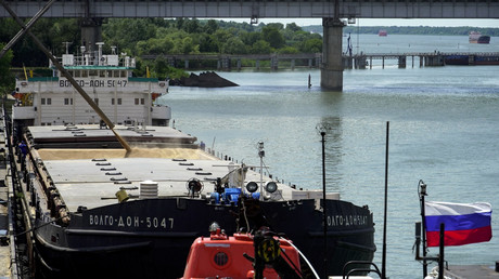 Du blé est chargé à bord d'un cargo dans le port international de Rostov-sur-le-Don pour être expédié en Turquie, le 26 juillet 2022.