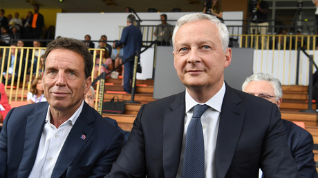 Le président du Medef Geoffroy Roux de Bezieux (g.) et le ministre français de l'Economie et des Finances Bruno Le Maire (d.) assistent à la rencontre des entrepreneurs de France à l'hippodrome de Longchamp à Paris le 30 août 2022 (illustration).