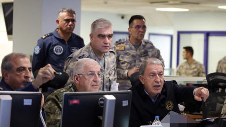 Le ministre turc de la Défense Hulusi Akar préside, depuis le centre des opérations de l'armée de l'air turque à Ankara, une nouvelle opération aérienne dans les régions du nord de l'Irak et de la Syrie, le 20 novembre 2022.