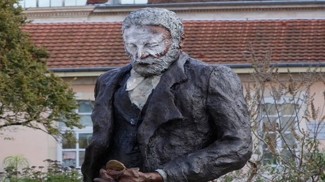 Besançon : la statue controversée de Victor Hugo recouverte de peinture blanche, la mairie condamne