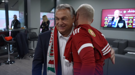 Orban apparaît avec une écharpe polémique à un match, l'ambassadeur hongrois convoqué par Kiev